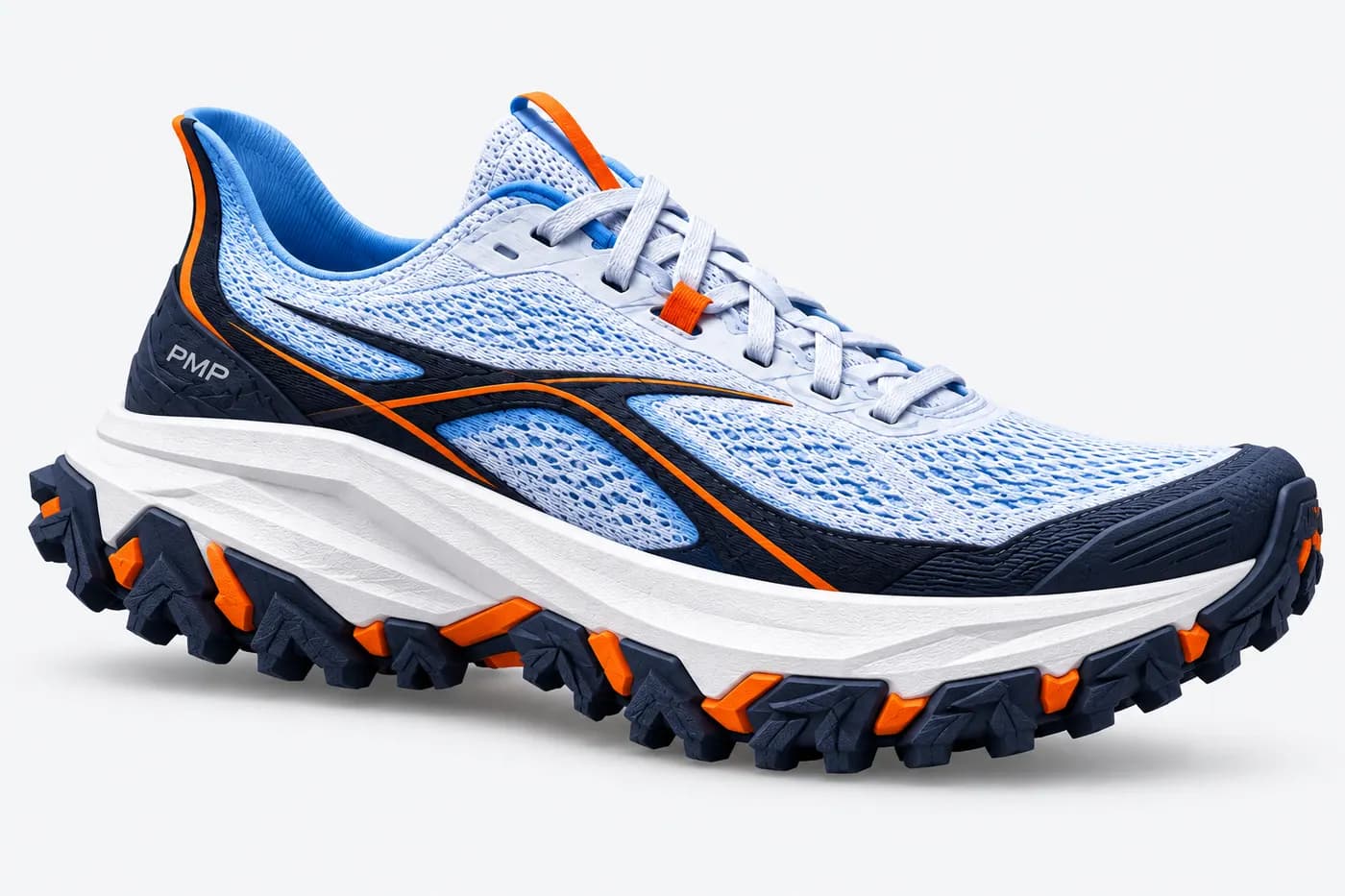 Zapatilla de trail PMPRunning con tacos en la suela y mediasuela alta, vista lateral